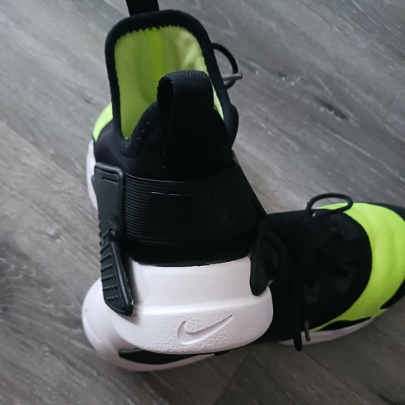 Final $6 3/15 Nike"Youth Lace Up Hurraches/Hightlighter Green/Black/White. Sz.6 - Picture 4 of 8